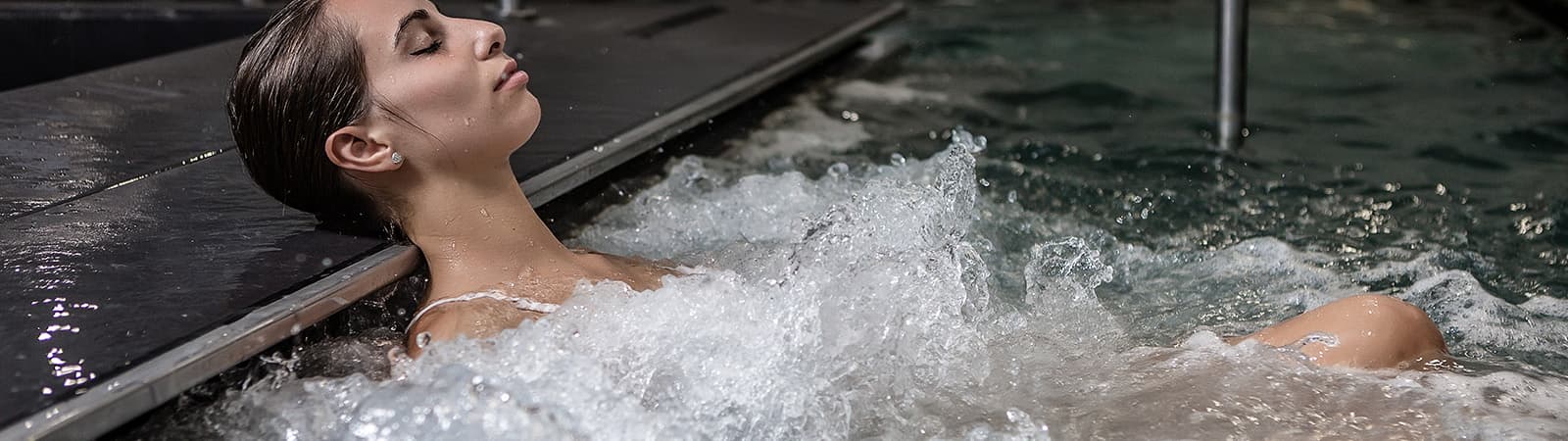 lady-relaxing-in-spa-bath